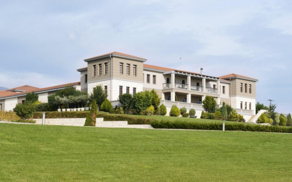 WINNERIES..ON  MOUNT  PAGAEON  FOOTHILLS..VIVLIA  CHORA   THE WINE'S NAME