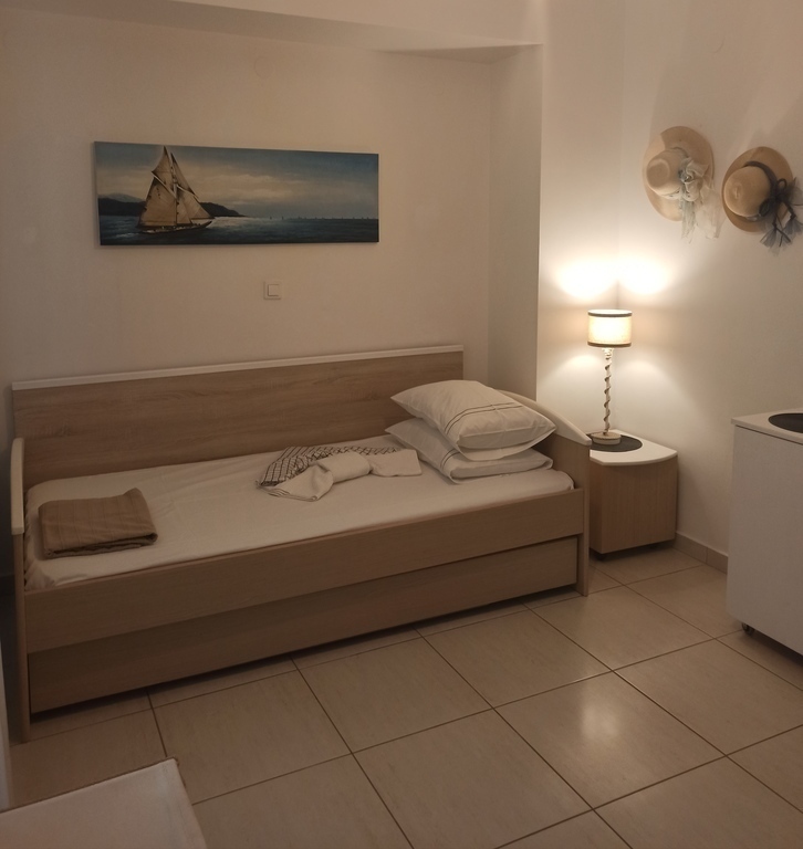 Bedroom (with 2nd pull out bed underneath)