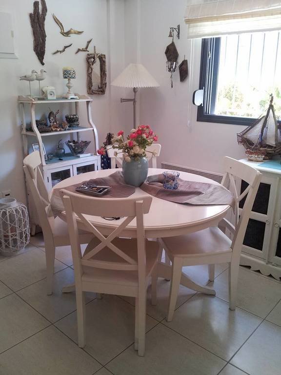 Dining pull out table - transforms to serve 6 people.