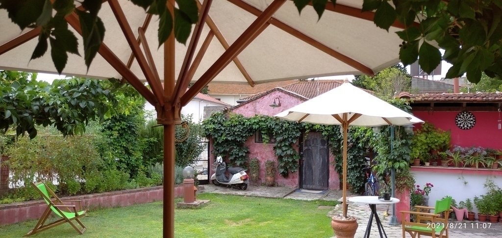 Garden for guests and share it with us when the swap is not simultaneous