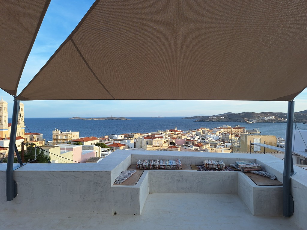 Vue de la terrasse avec les voiles d'ombrage