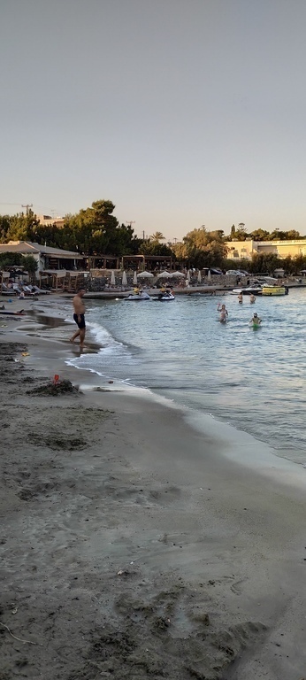 Amoudi, 10 min by feet 