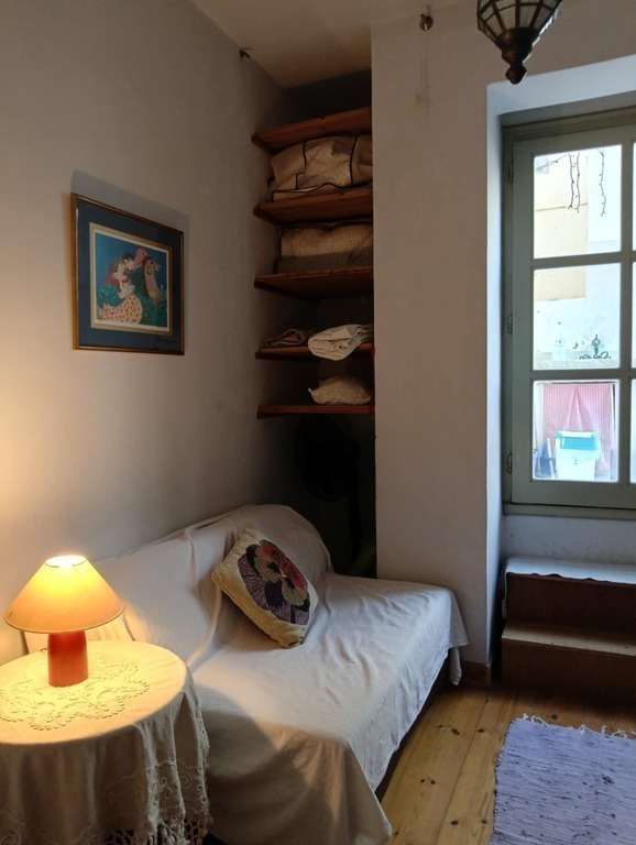 Μικρό κεντρικό καθιστικό, ανάμεσα στις δύο κρεβατοκάμαρες, που βγάζει στην αυλή.