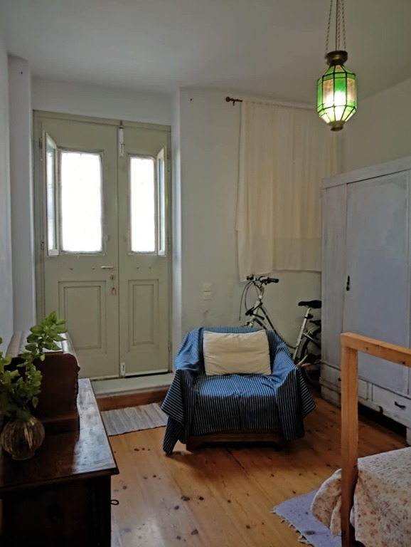 Ο πρώτος χώρος, το δωμάτιο με το υπέρδιπλο κρεβάτι. Διακρίνεται η πόρτα εισόδου.