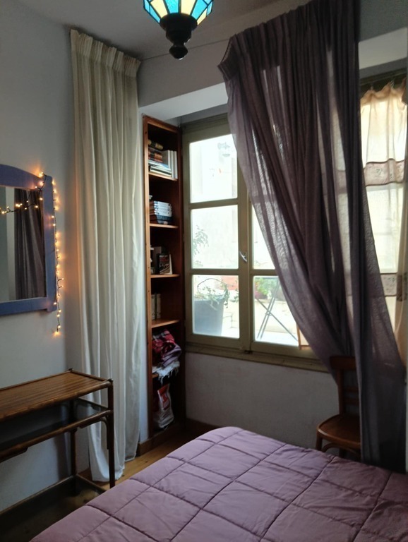 Μέρος της δεύτερης κρεβατοκάμαρας, με το τζαμωτό να βλέπει προς την αυλή.