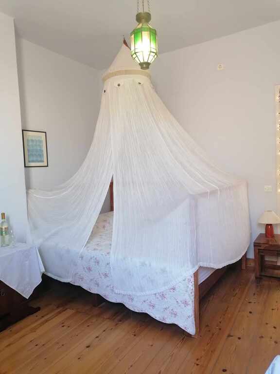 Το υπέρδιπλο κρεβάτι στην πρώτη κρεβατοκάμαρα.