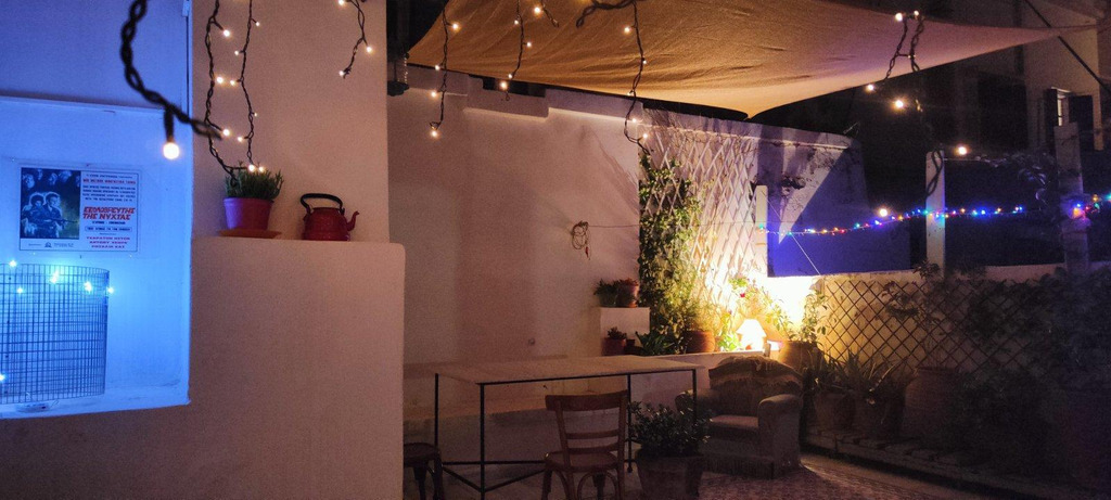 Η αυλή, την νύχτα.