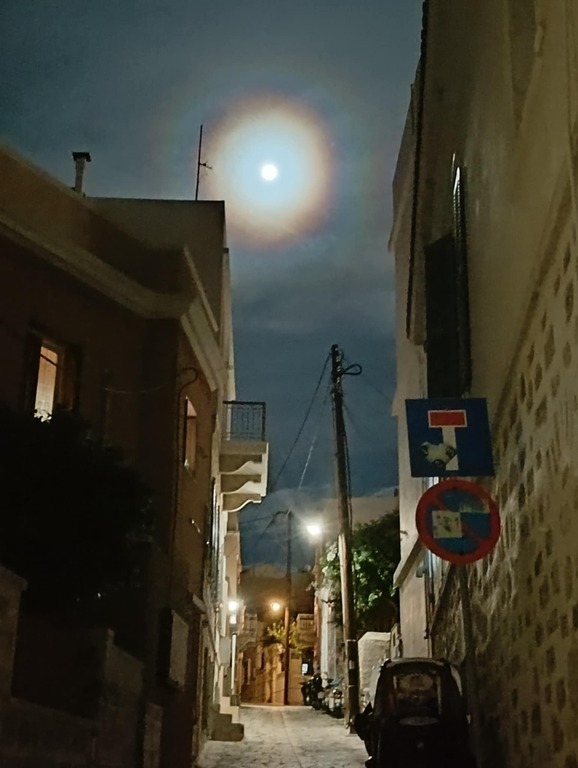 Δρόμος της γειτονιάς, βράδυ με πανσέληνο.