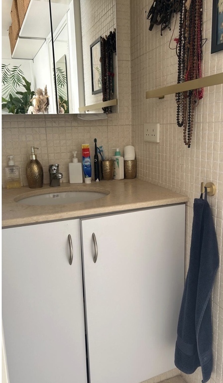 Master bedroom ensuite 1/2 bath