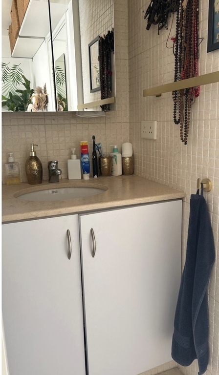 Master bedroom ensuite 1/2 bath