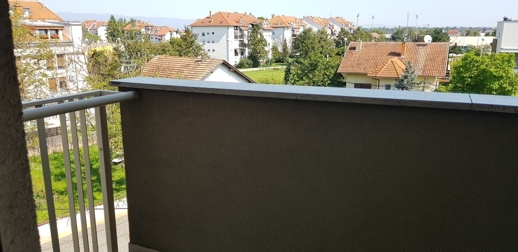 Balcony 2 with the mountain view