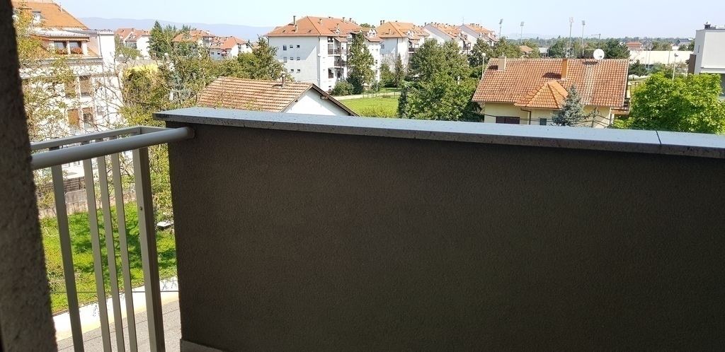 Balcony 2 with the mountain view