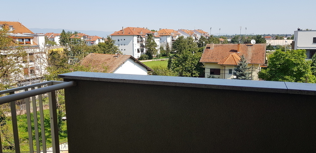 Balcony 2 with the mountain view