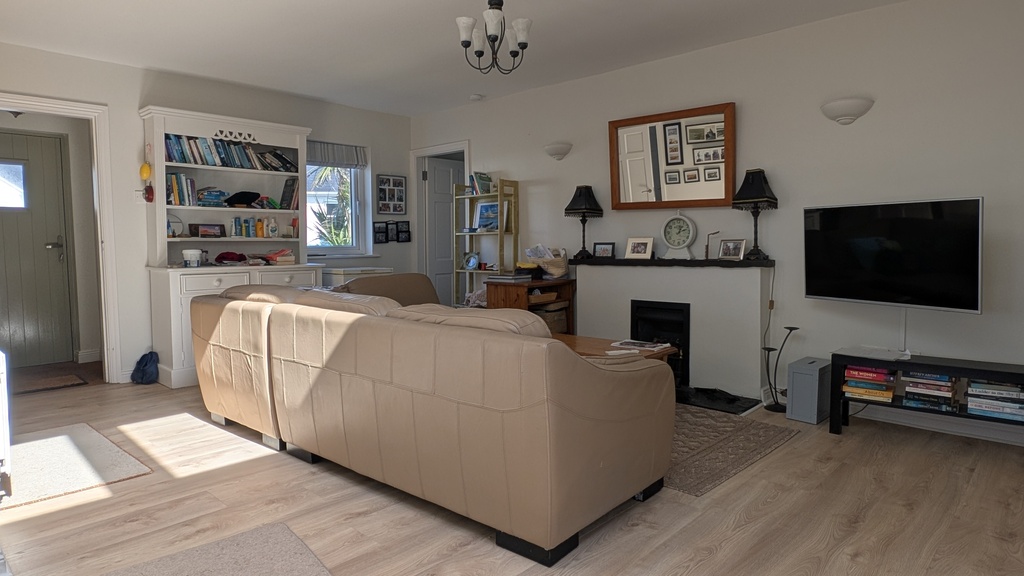 Second sitting room area with tv