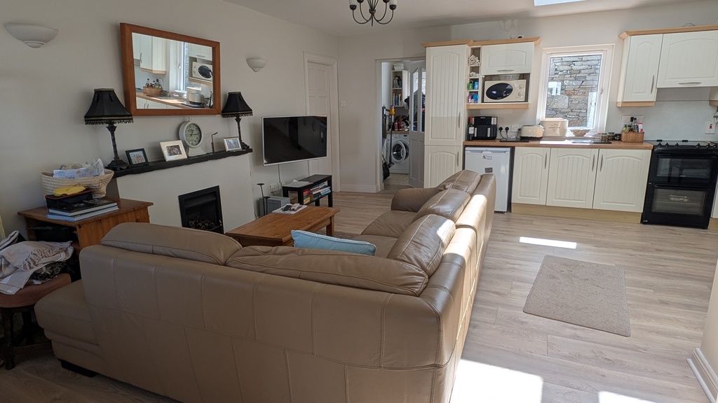 Second sitting room area with tv