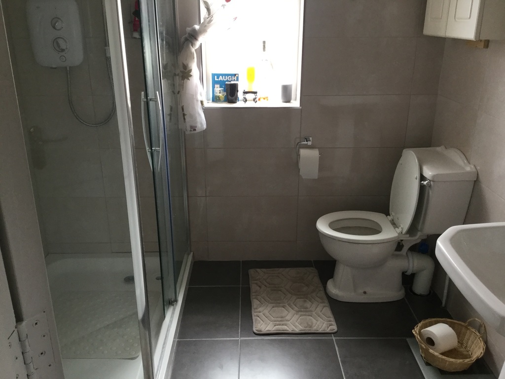 Main upstairs bathroom 