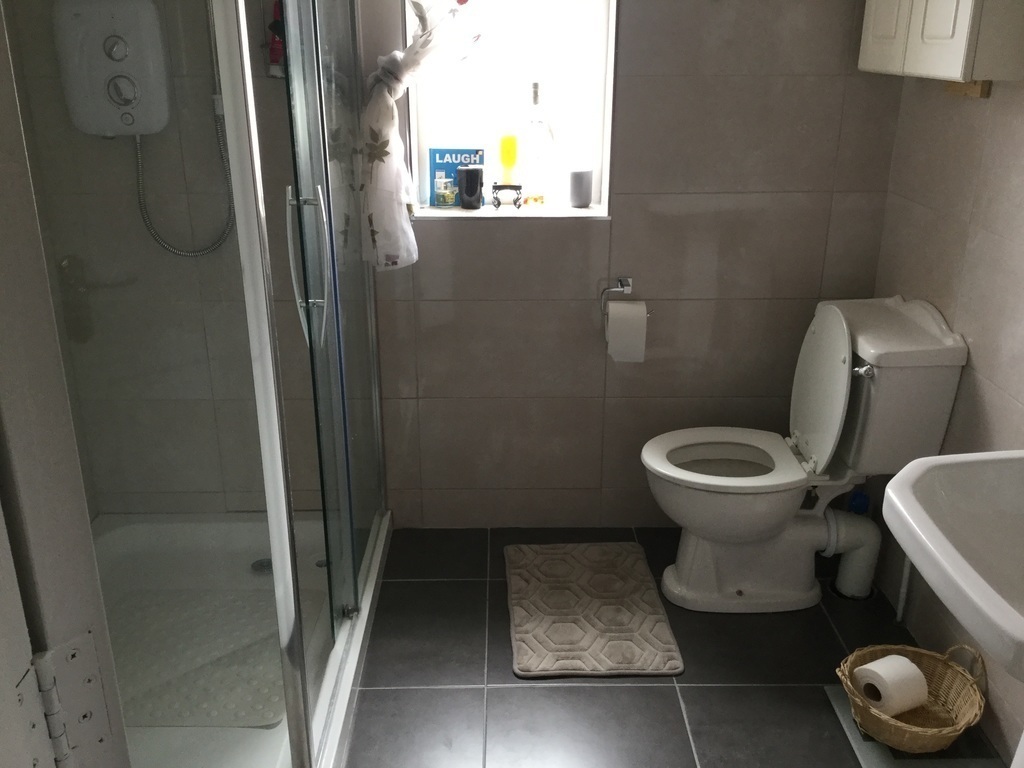 Main upstairs bathroom 