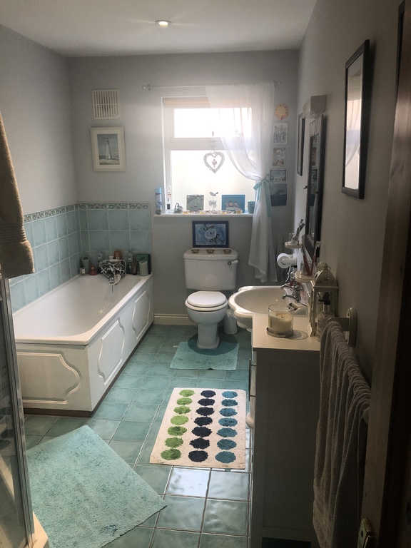 Main Bathroom 
