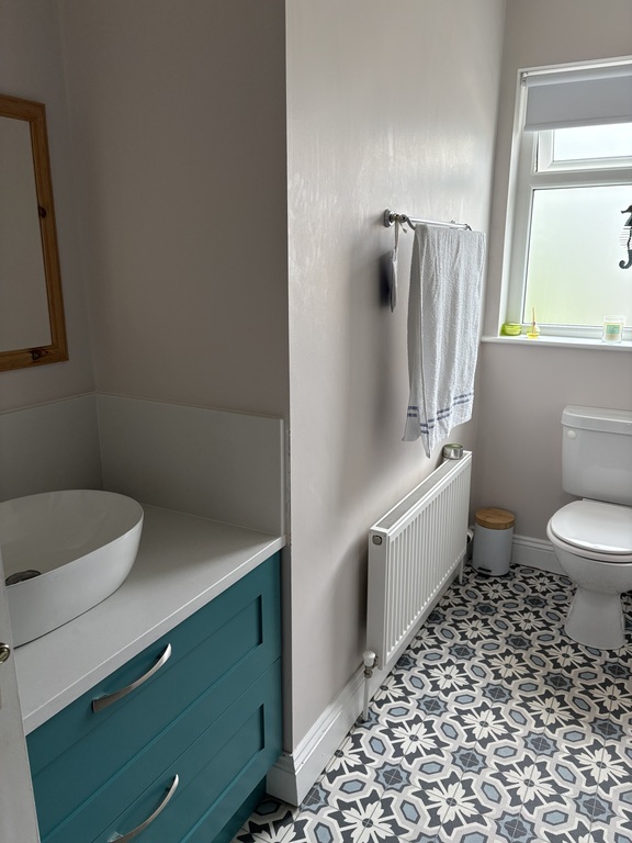 Main bathroom 