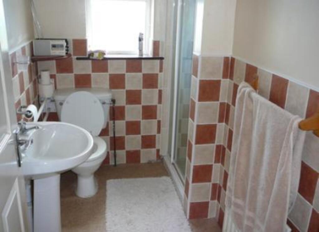 Main bedroom en-suite. 