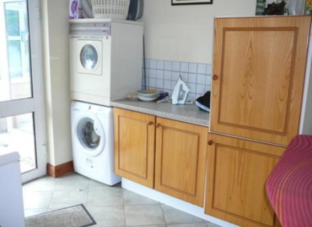 Utility room (washing machine, freezer). 