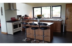 Kitchen area with kitchen island / breakfast bar