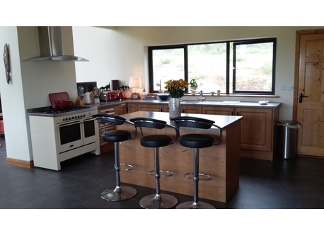 Kitchen area with kitchen island / breakfast bar