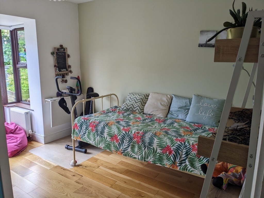 Second downstairs bedroom 