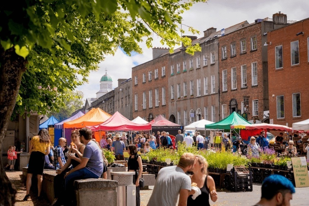 Thursday morning farmers market on the Parade