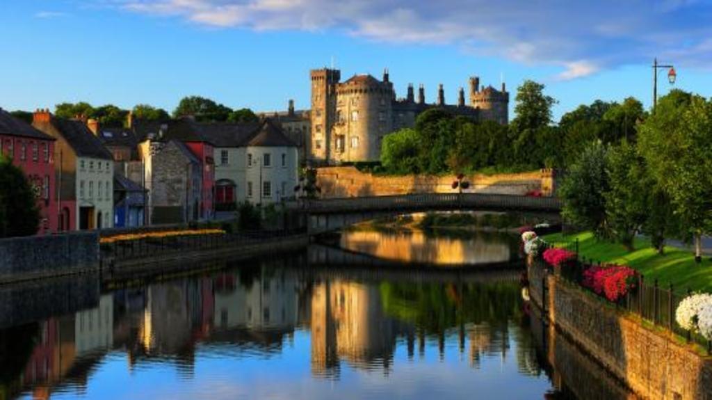 The River Nore  with a view of Kilkenny castle.