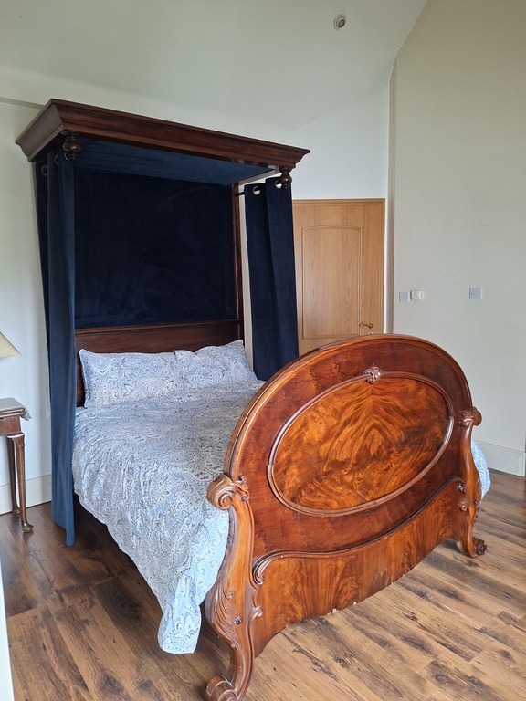 King size bed with ensuite bathroom
