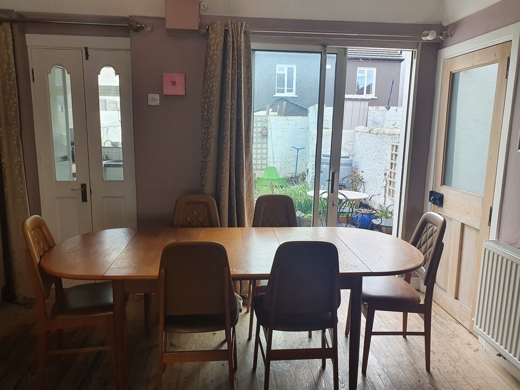 Dining, table can host from 4 to 14 