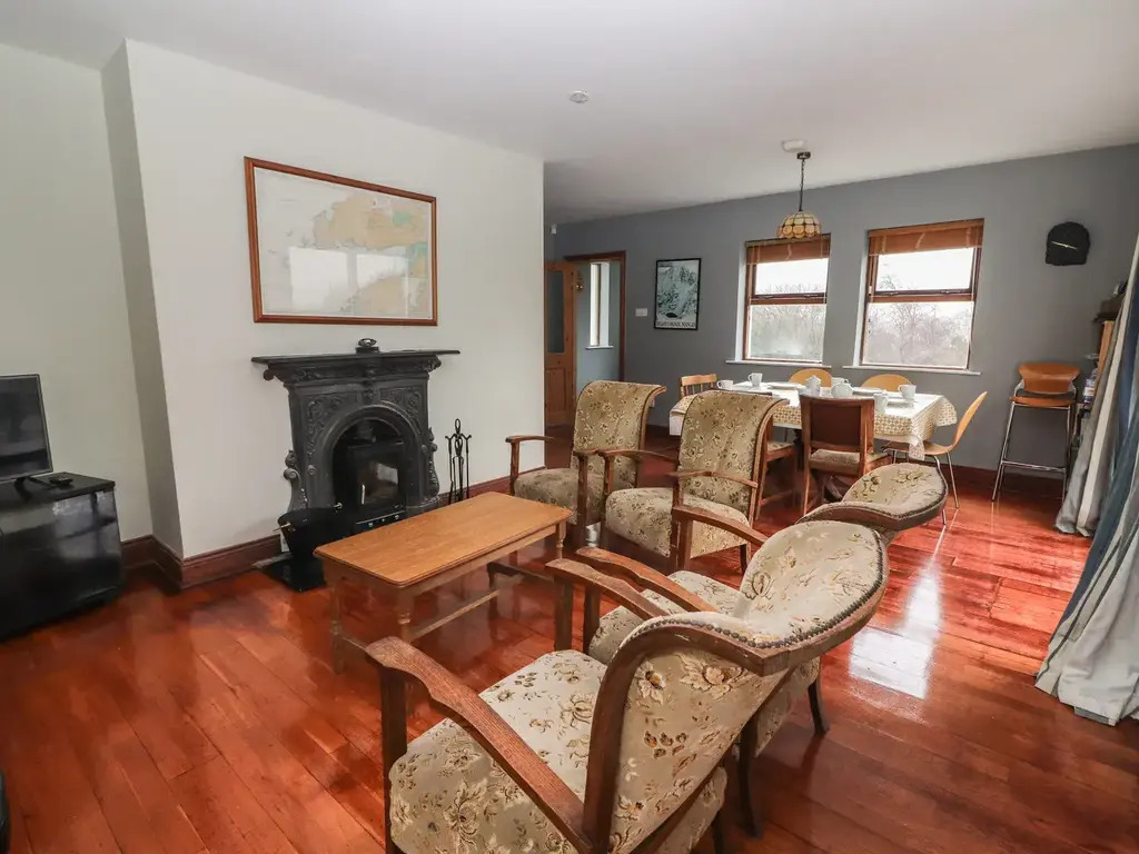 Sitting/Dining Room Area