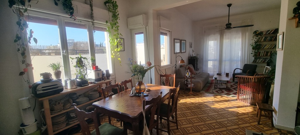 מטבח מואר וסלון עם יציאה למרפסת