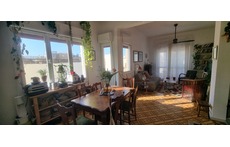 מטבח מואר וסלון עם יציאה למרפסת