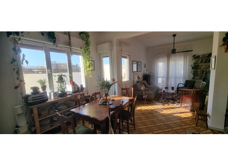 מטבח מואר וסלון עם יציאה למרפסת