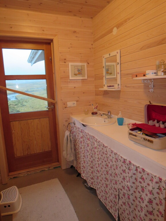 Cottage: Bathroom