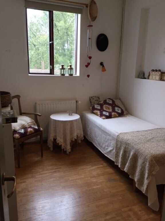 A smaller bedroom with a comfortable 80 cm bed