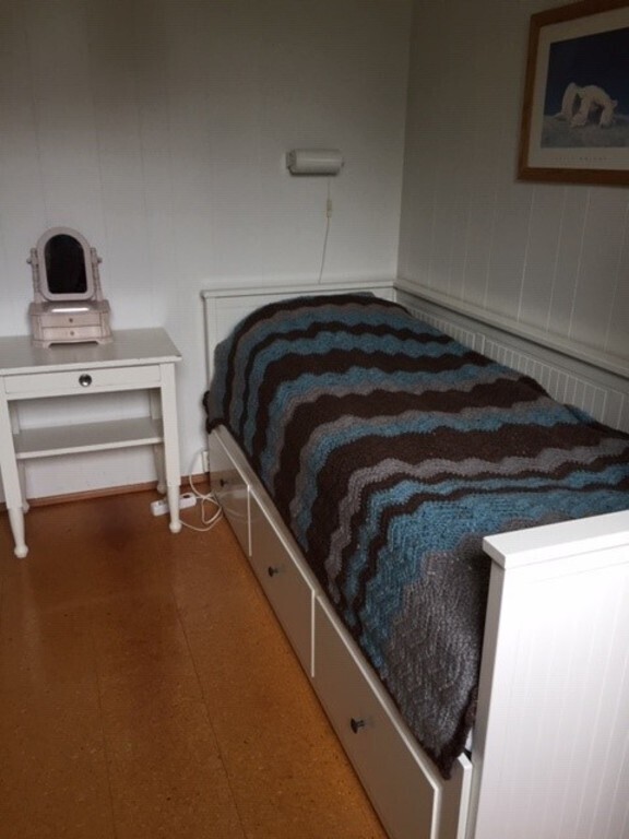 Bedroom with a comfortable bed that can be from 80 to 160 cm