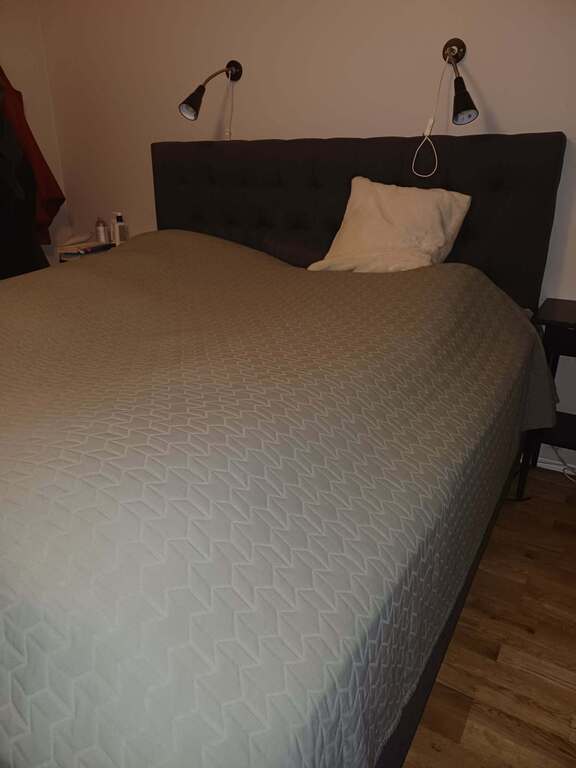 Primary bedroom with double bed 180/210