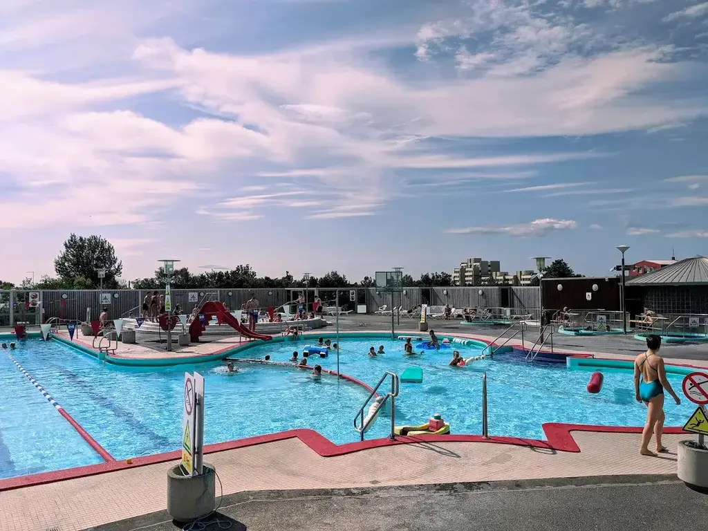 The swimming pool is 5 minutes away.