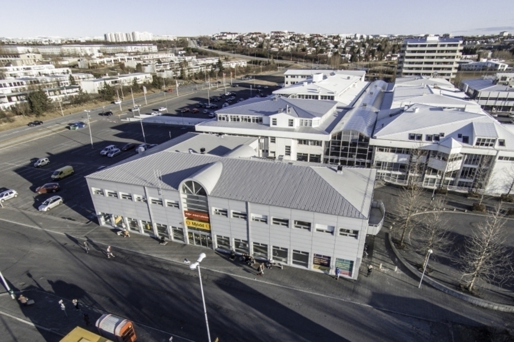 Major bus station and shopping area 7 minutes walk away