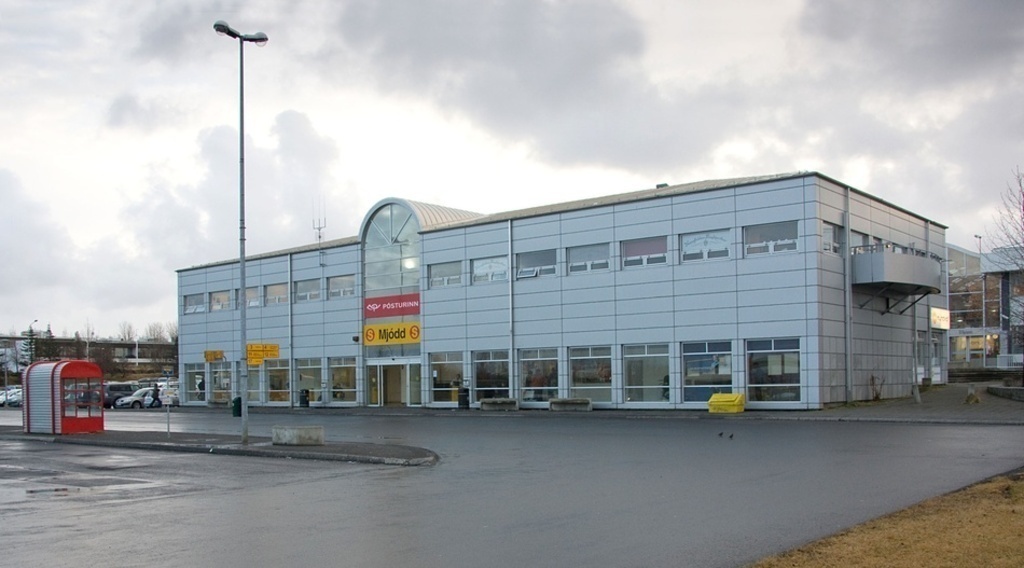 Major bus station 7 minutes walk away