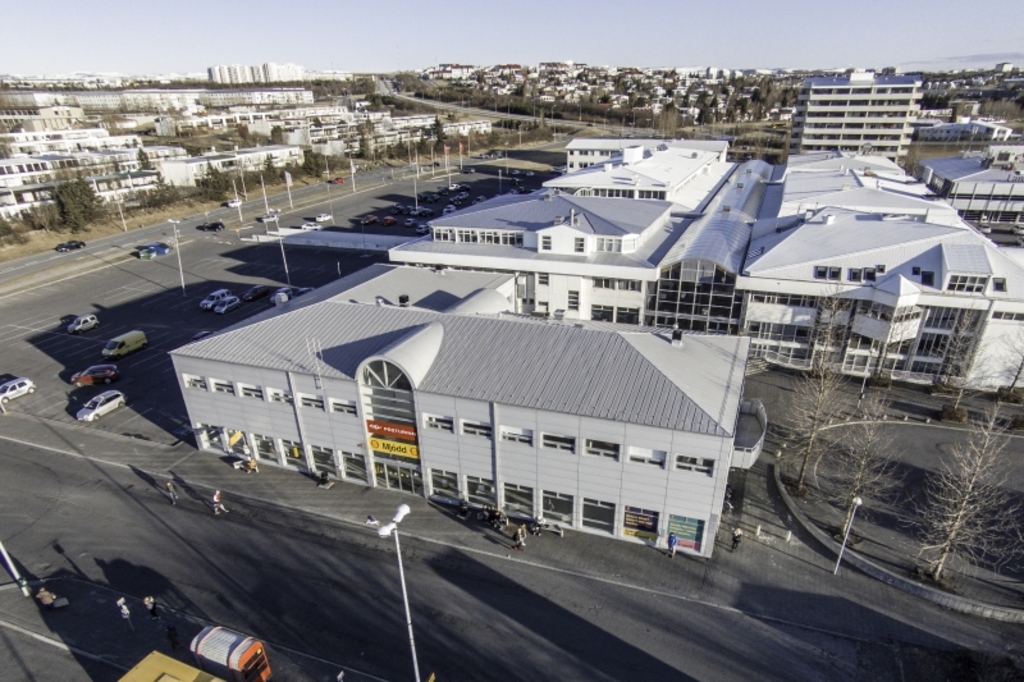 Major bus station and shopping area 7 minutes walk away