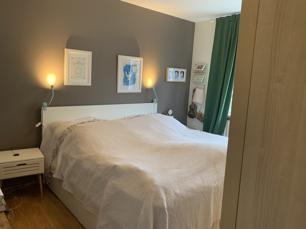 Master bedroom with 180cm bed 