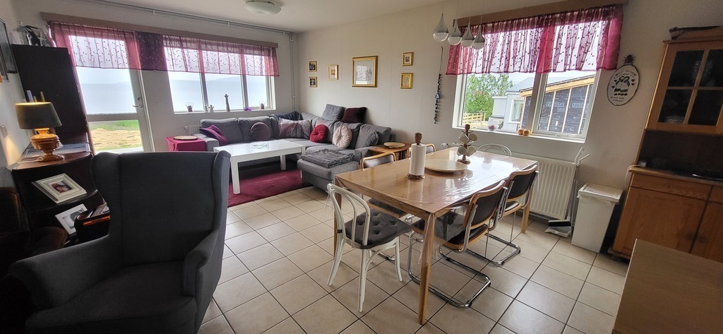 Kitchen table, seen in to the living room.