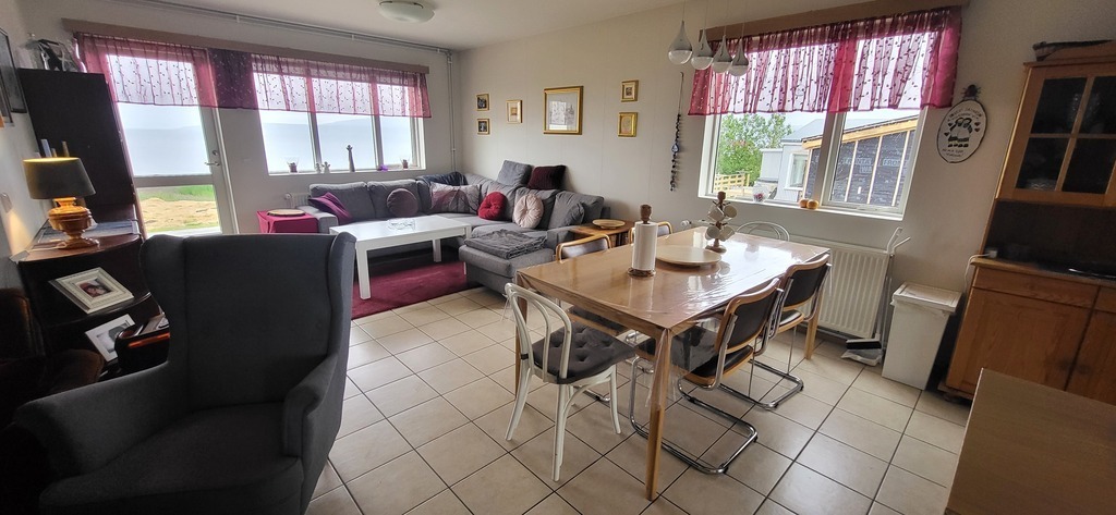 Kitchen table, seen in to the living room.