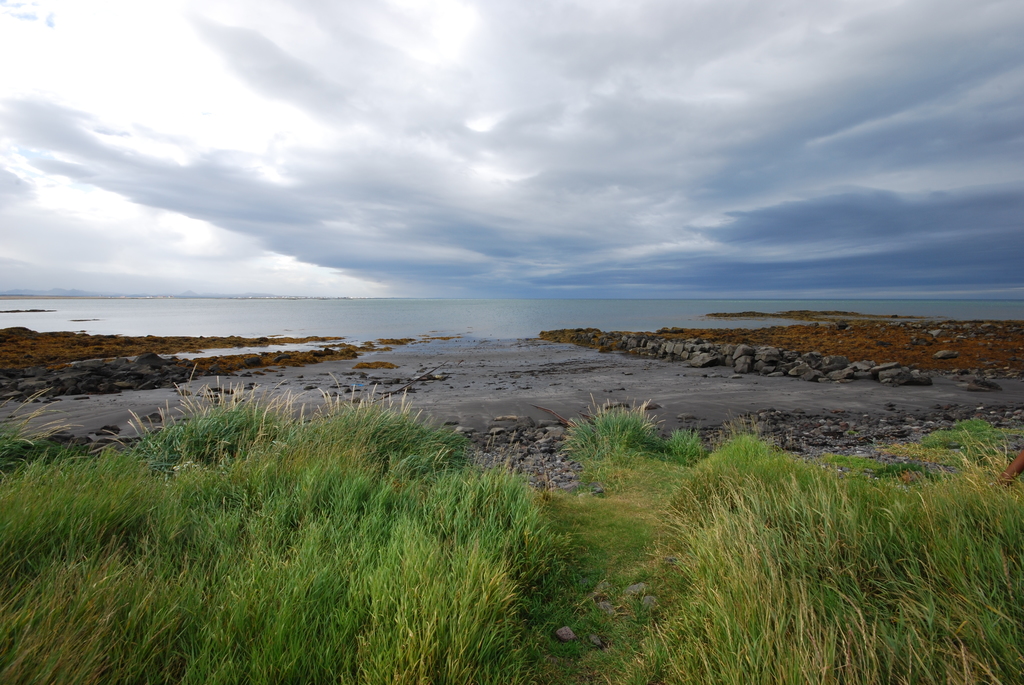 Walkingpath along south shoreline