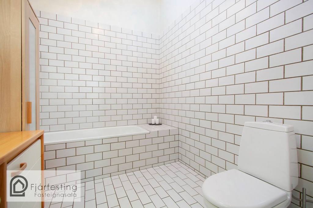 The main bathroom / shower 3rd floor