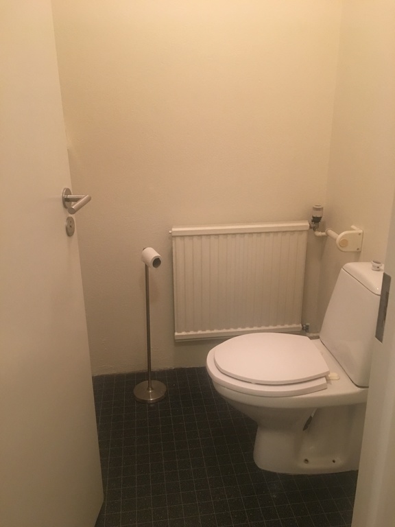 2nd bathroom, 1st floor